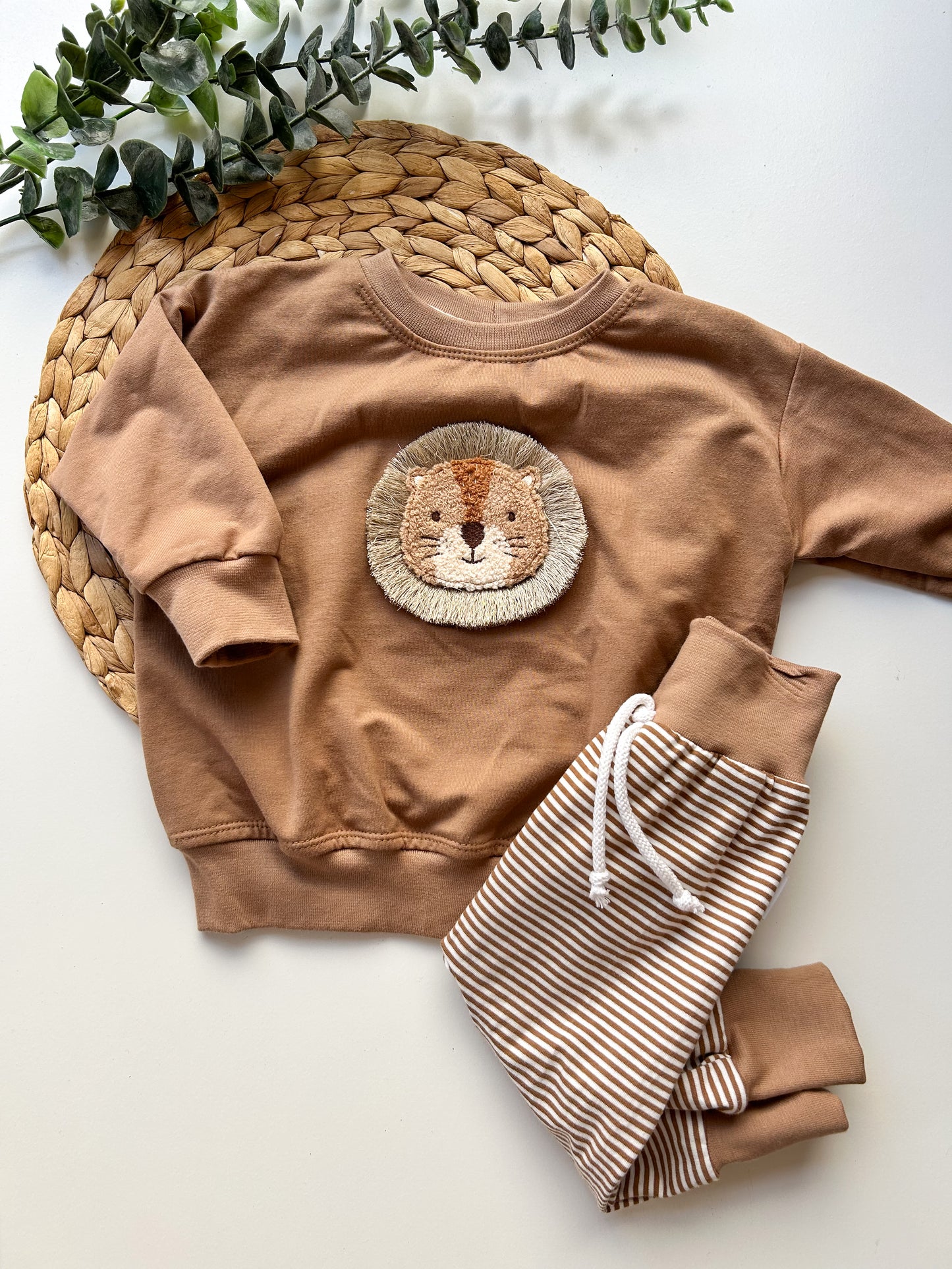 Oversize Sweater Löwe
