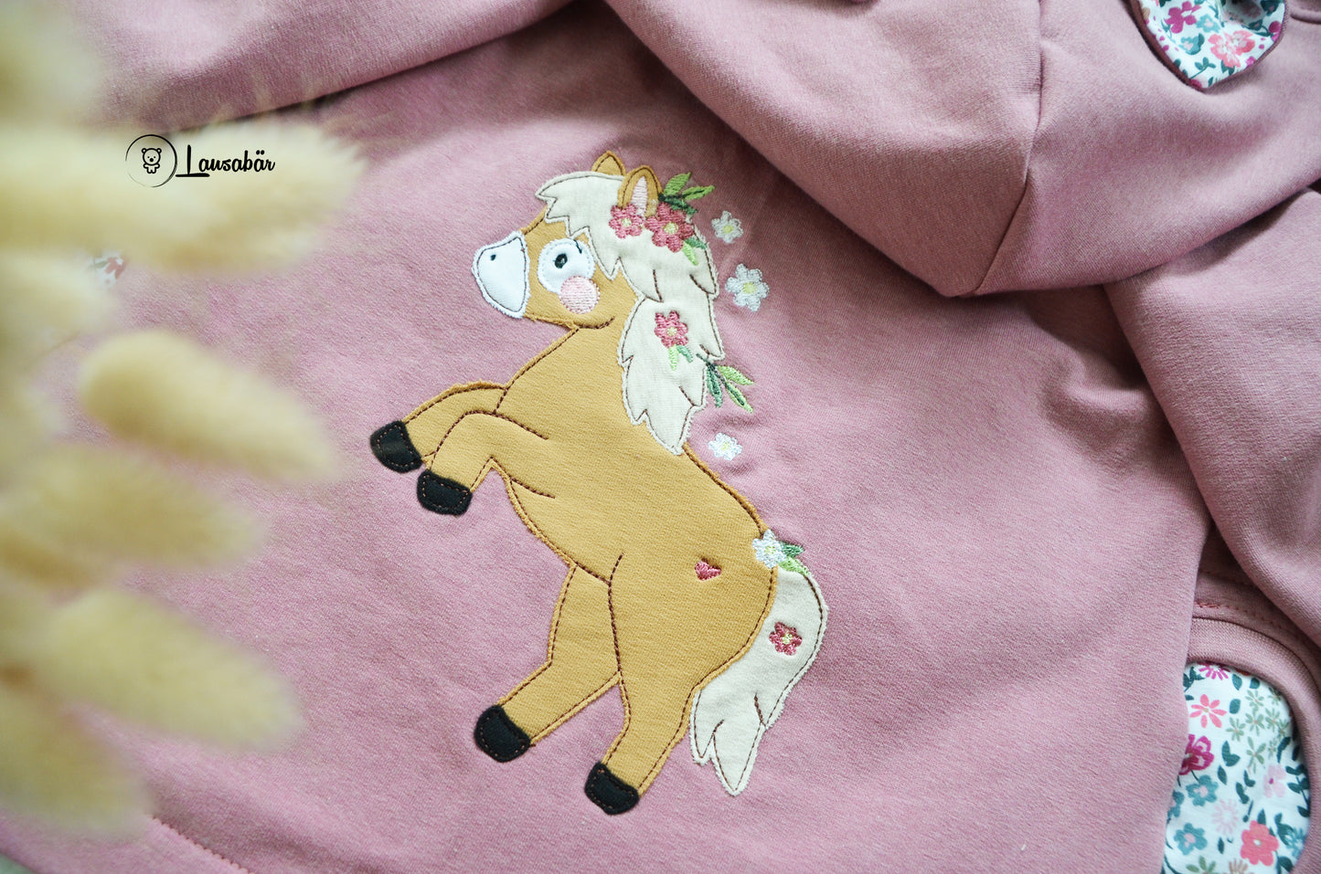 Stickdatei Blumenpony +Gratis Button Variante